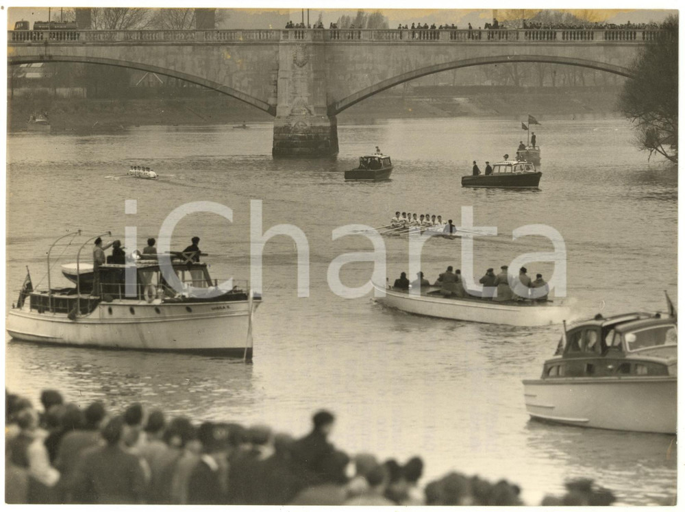 1953 LONDON Chiswick Bridge - Boat Race - CAMBRIDGE crew winning against OXFORD
