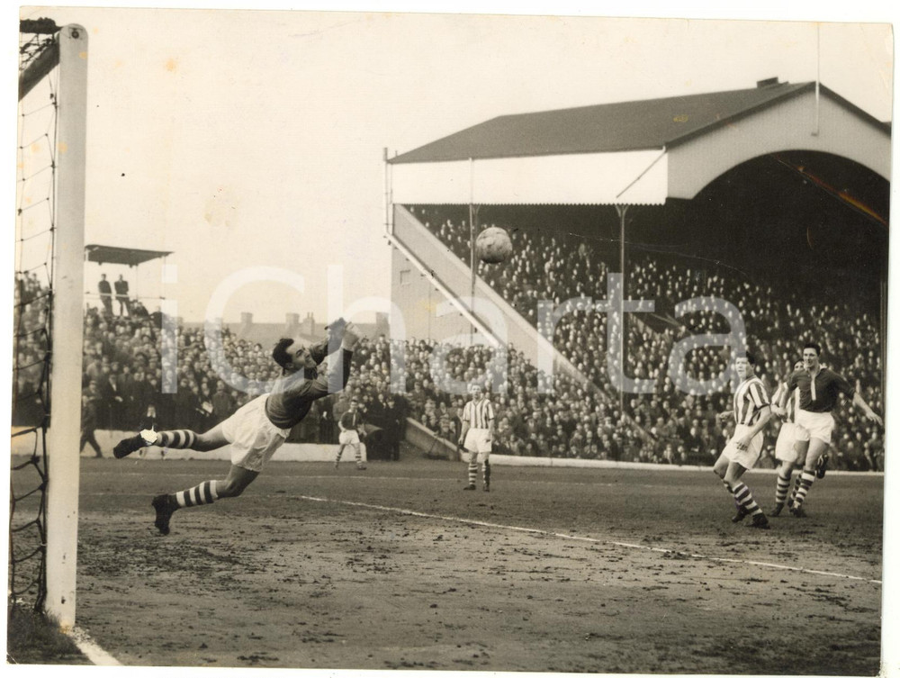 1958 LONDON - FOOTBALL Charlton Athletic-Huddersfield Town - Save by Neil KENNON