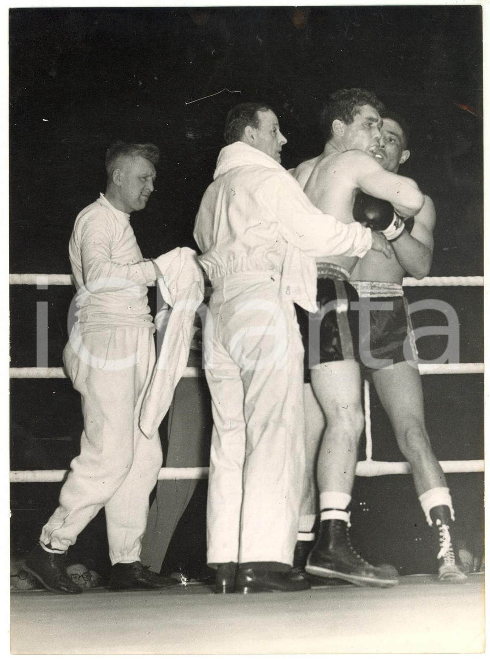 1953 LONDON BOXE middleweight - Walter CARTIER pulled away from Randolph TURPIN