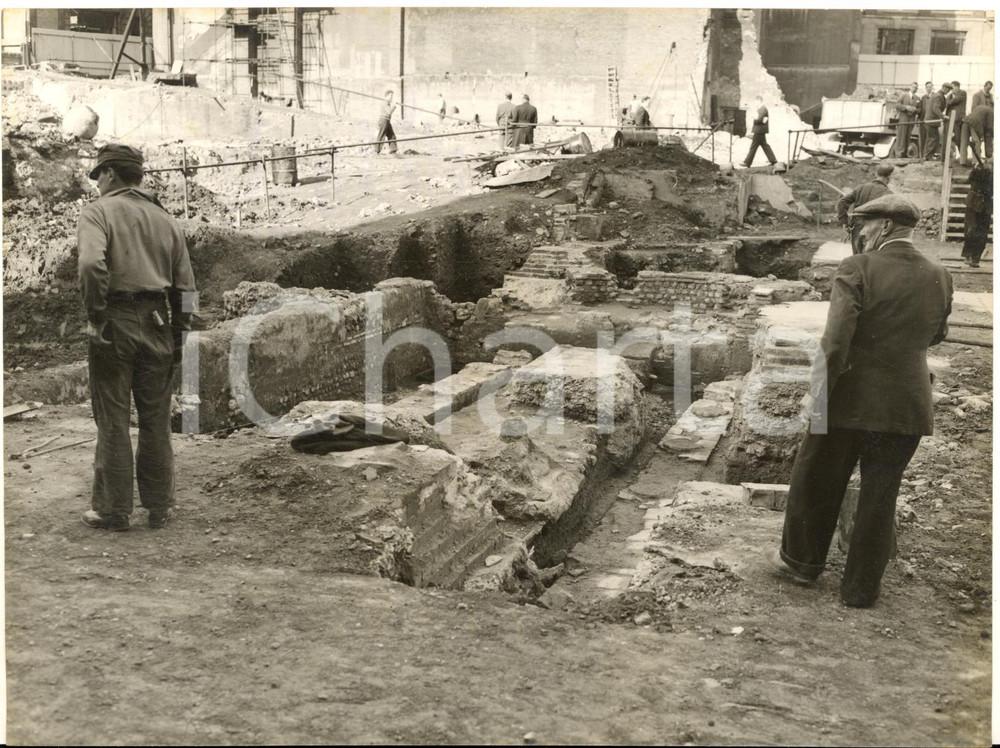 1954 LONDON Ruins of a Roman temple on the site of Bucklersbury House *Photo
