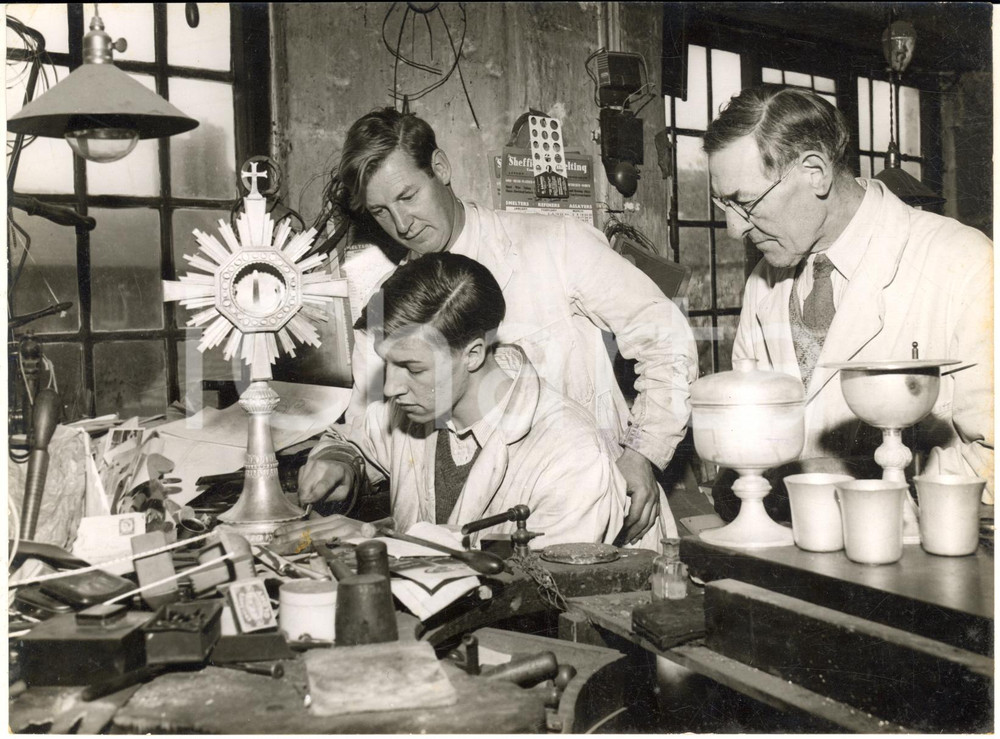 1958 CHIPPING CAMPDEN - HART family in the craft of silversmithing *Photo 20x15