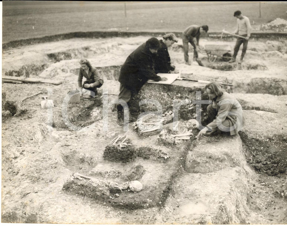 1957 NUTBARE LONG BARROW Excavation - Women among the volunteers *Photo 20x15