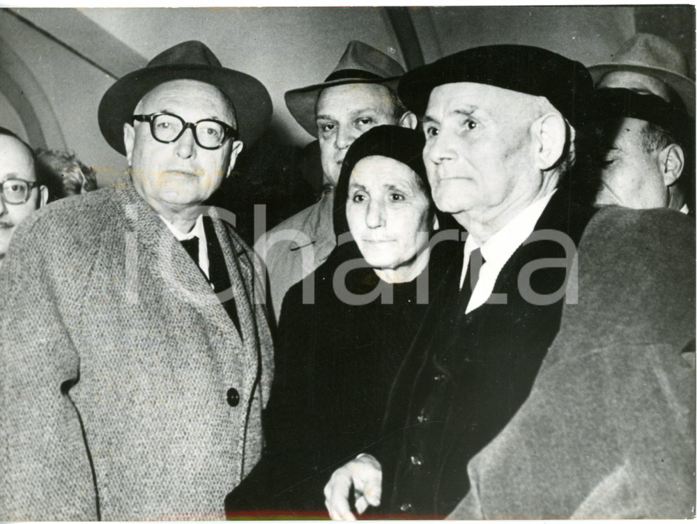 1959 NAPOLI 33° Congresso PSI - Pietro NENNI parla con due genitori in lutto