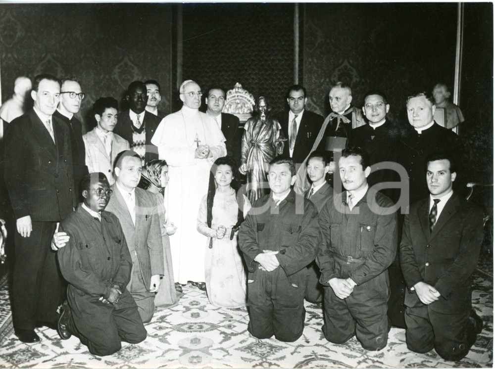 1956 ROMA Pio XII riceve statua Cristo lavoratore da delegazione dei continenti