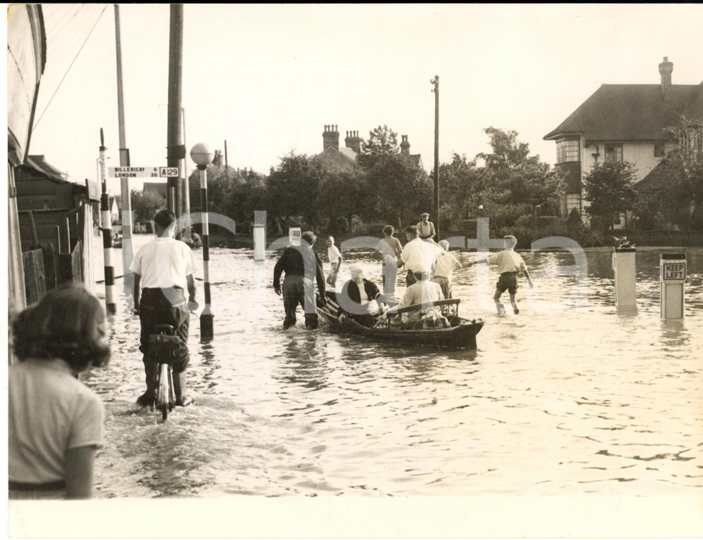 1958 WICKFORD (ESSEX) Shopping by boat in the flooded city - Photo 20x15 cm