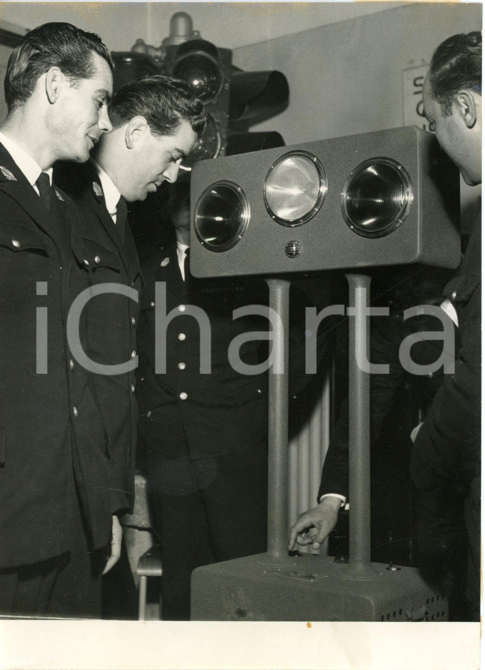 1954 MILANO Presentazione segnalatori di rumore - Vigili osservano fonometro