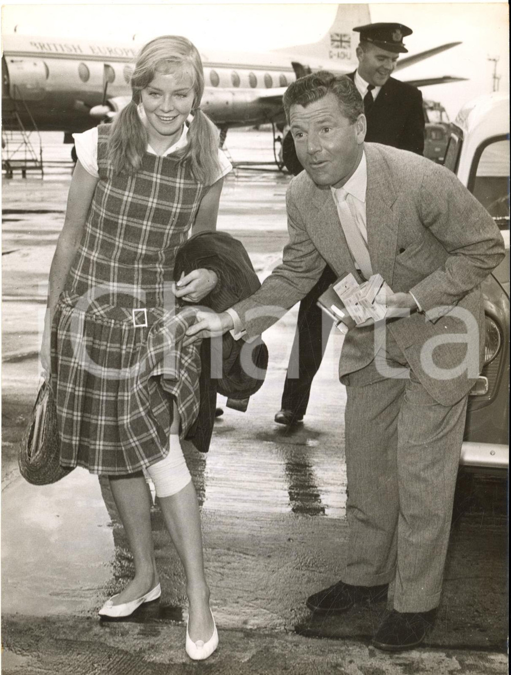 1960 LONDON Airport - Kenneth MORE sympathises with Susannah YORK Photo 15x20 cm