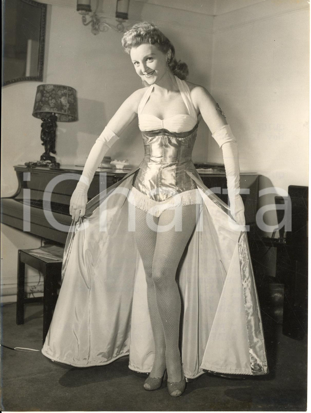 1954 LONDON Avril ANGERS wearing her new cabaret dress - Photo 15x20 cm