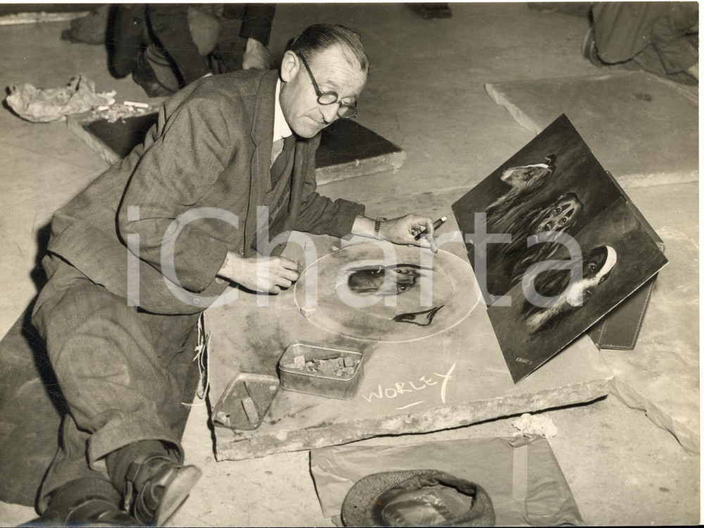 1953 LONDON Charlie WORKLEY pavement artist working on his dog studios *Photo