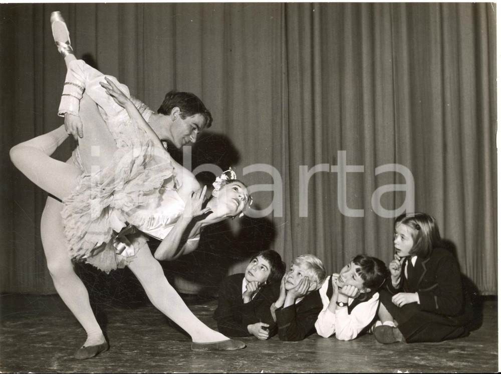 1960 LONDON BALLET Schoolchildren with the dancers Terry GILBERT and Jane EVANS