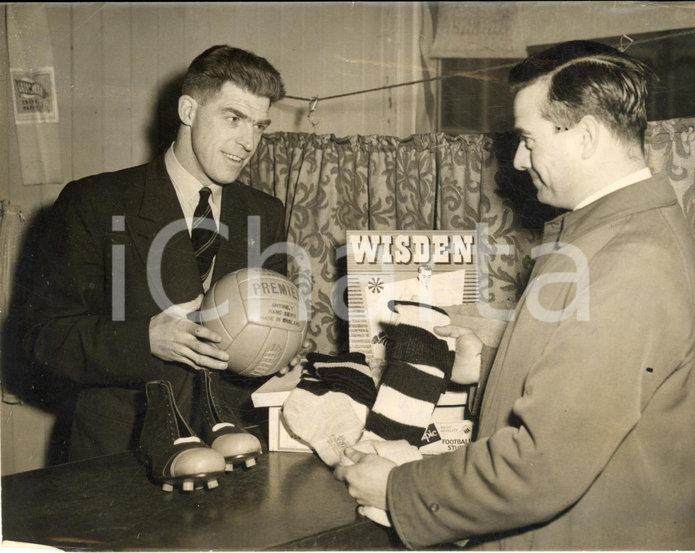 1954 LONDON FOOTBALL Sam BARTRAM working at his sport shop *Photo 20x15