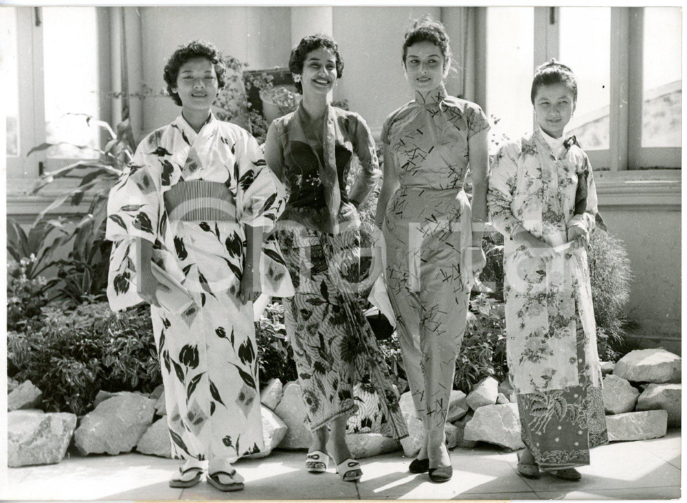 1959 SINGAPORE - 8° PATA conference - Hostesses with national costumes *Photo