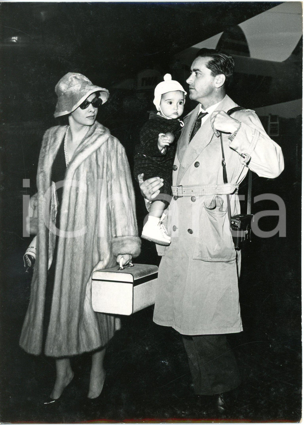 1958 ROMA Ciampino - Gina LOLLOBRIGIDA e Milko SKOFIC con il figlio Andrea *Foto