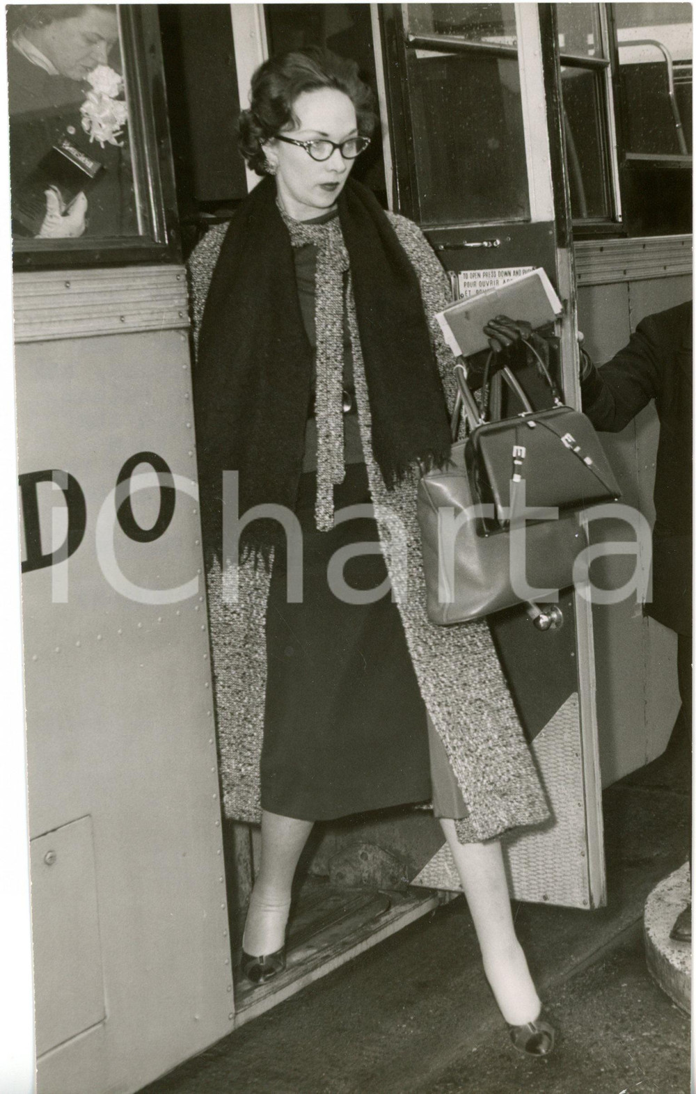 1960 LONDON - Arrival of Lady Iris MOUNTBATTEN for her aunt's funeral *Photo