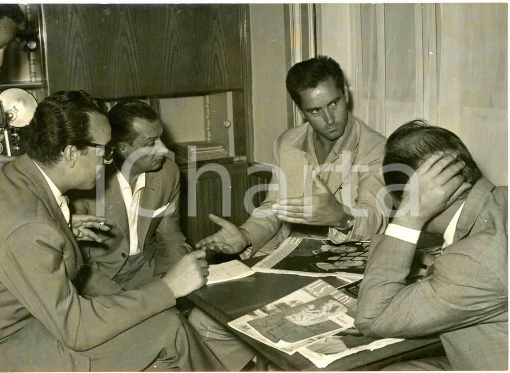 1957 ROMA Milko SKOFIC incontra i giornalisti a casa dopo la nascita del figlio