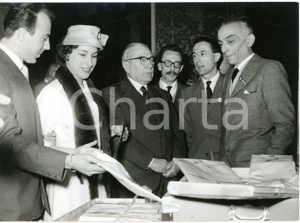 1955 ca MILANO - Virgilio FERRARI consegna corredo agli sposi Elena e Rino TINTI