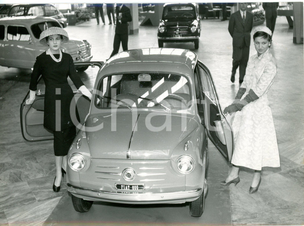 1955 TORINO Salone dell'Auto - Sfilata di moda - Modelle con la nuova FIAT 600