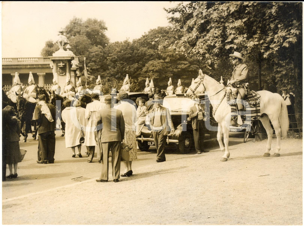 1958 LONDON The LONE RANGER watches the Household Cavalry ride  *Photo 20x15 cm