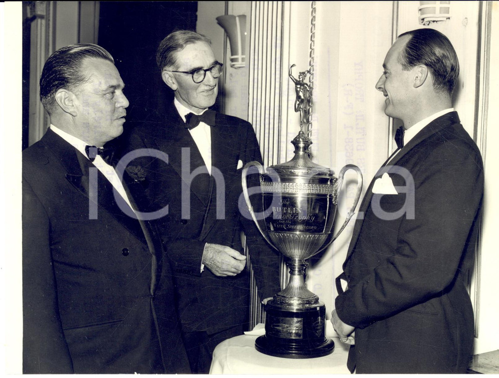 1956 LONDON Donald CAMPBELL receives Butlin Trophy by Lord ABERDARE - Photo