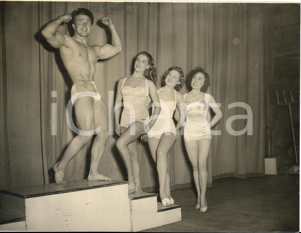 1954 LONDON Scala Theatre - Wally WRIGHT new MISTER BRITAIN - Photo 20x15