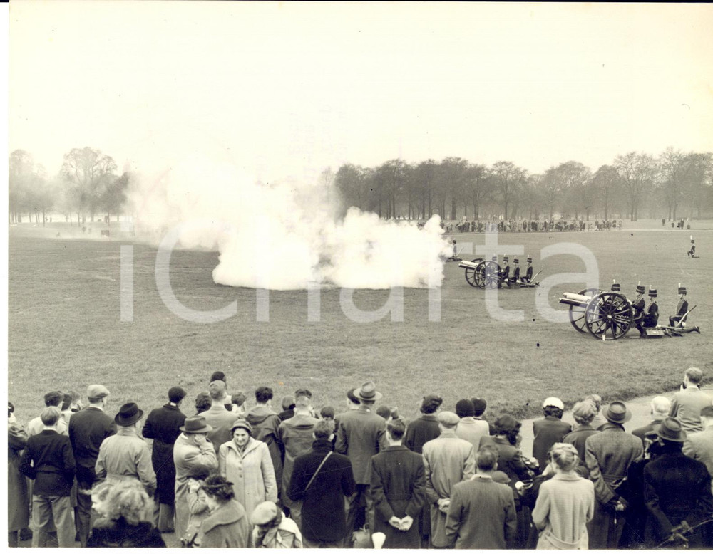 1954 LONDON HYDE PARK Royal Horse Artillery fire Queen's birthday salute - Photo