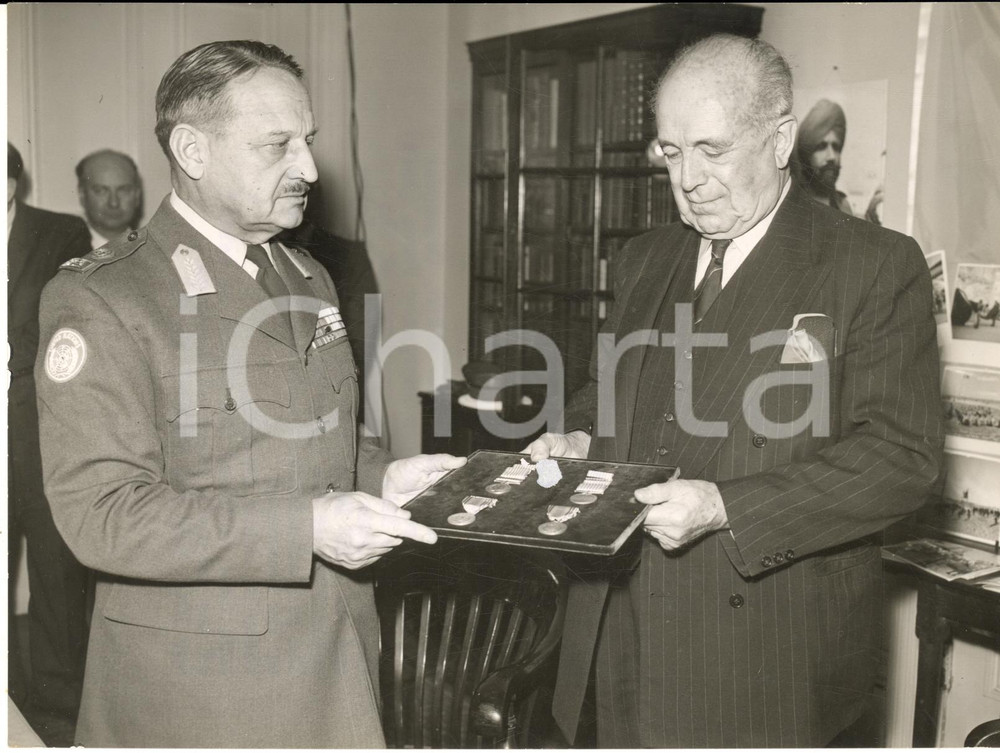 1958 LONDON Lt-General E.L.M. BURNS shows to Earl HOWE the United Nation medal