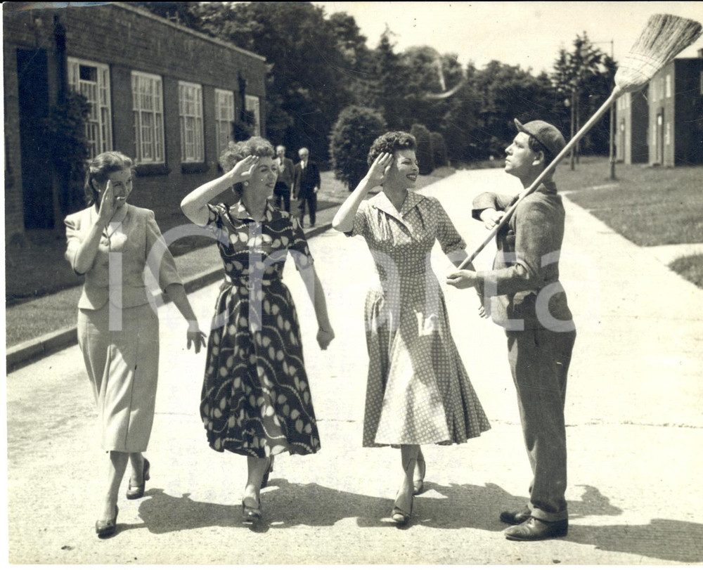 1954 CINEMA Norman WISDOM sul set di "One Good Turn" con una scopa - Foto 20x15