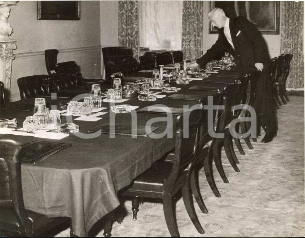 1960 LONDON Admiralty House - Official arranges the conference table *Photo