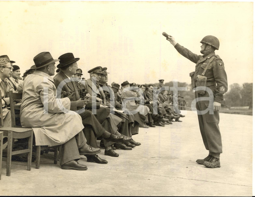 1953 LULWORTH Dr. Hans SPEIDEL visits the Royal Armoured Corps gunnery range