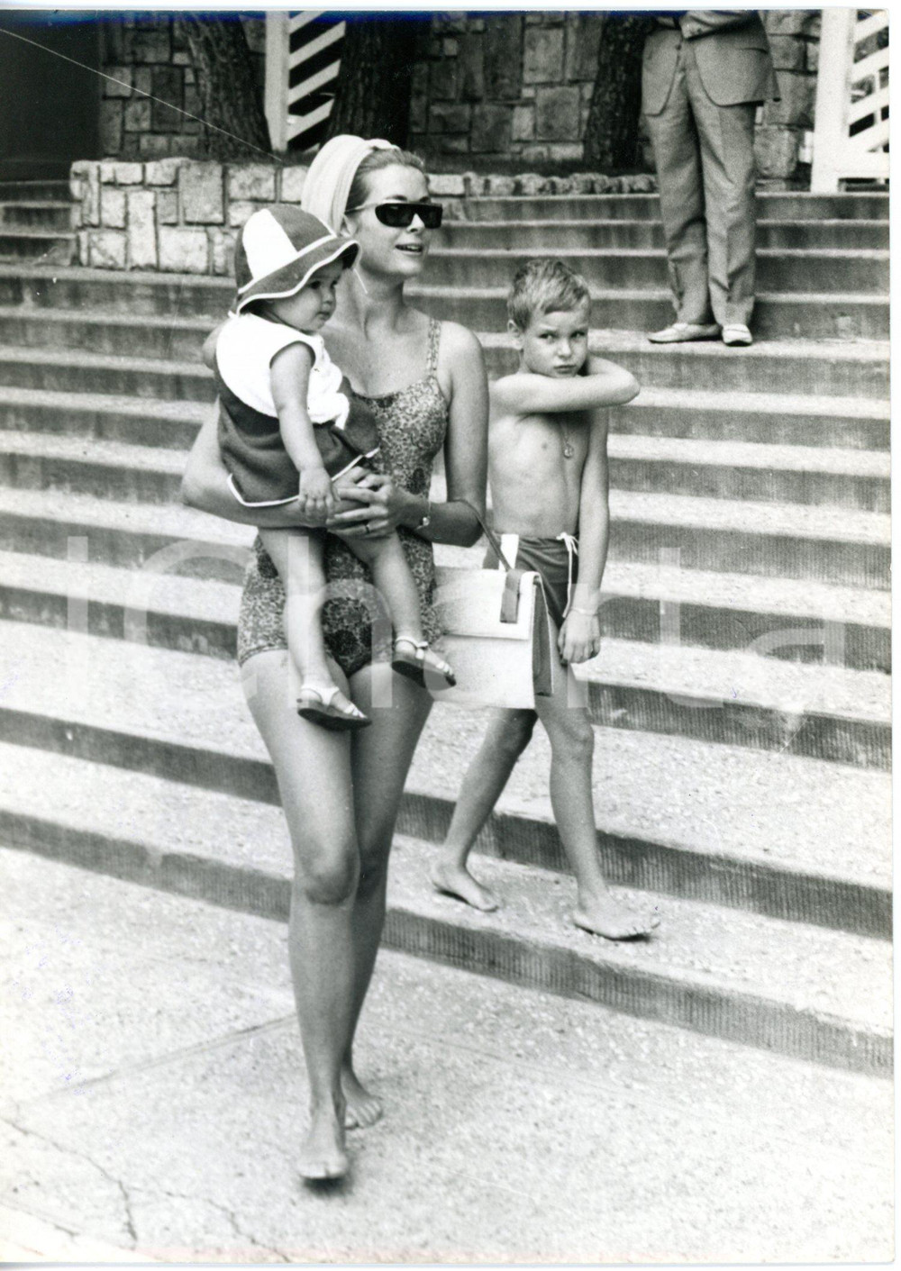 1965 ca MONTECARLO Beach Club - Grace KELLY con i figli Stéphanie e Alberto