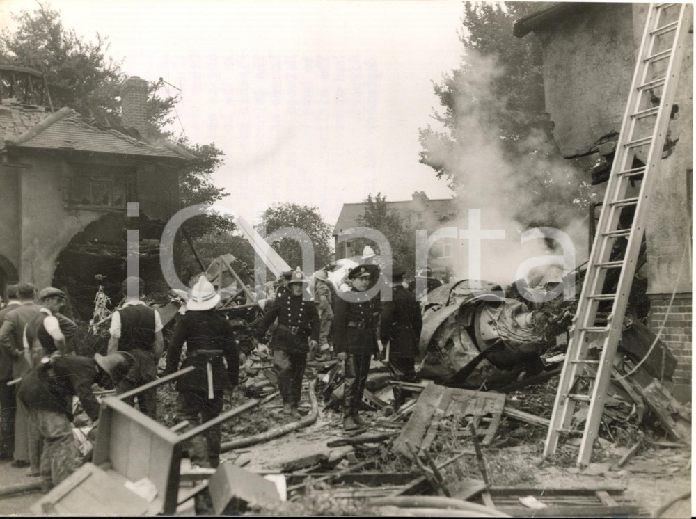 1958 SOUTHALL Independent Air Travel airliner crashed on the houses *Photo 20x15