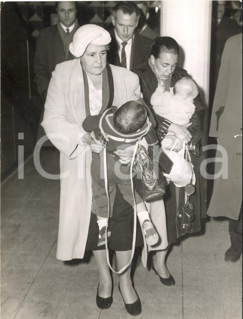 1959 LONDON Arrival of wife of Peter POOLE sentenced to death in Nairobi *Photo