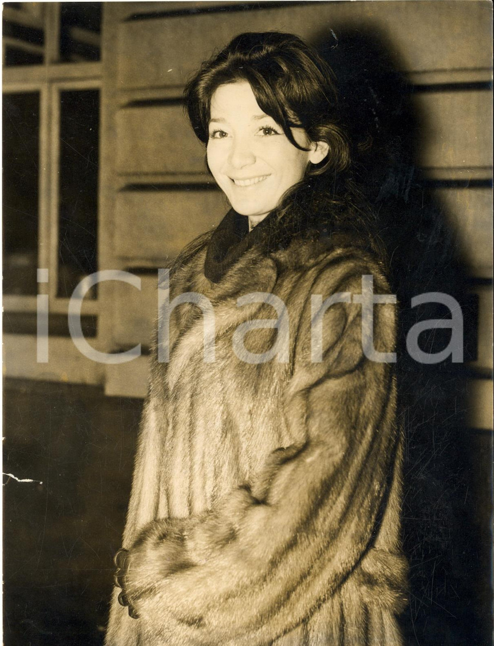 1958 LONDON Arrival of Juliette GRECO for the premiere of "The Naked Earth"