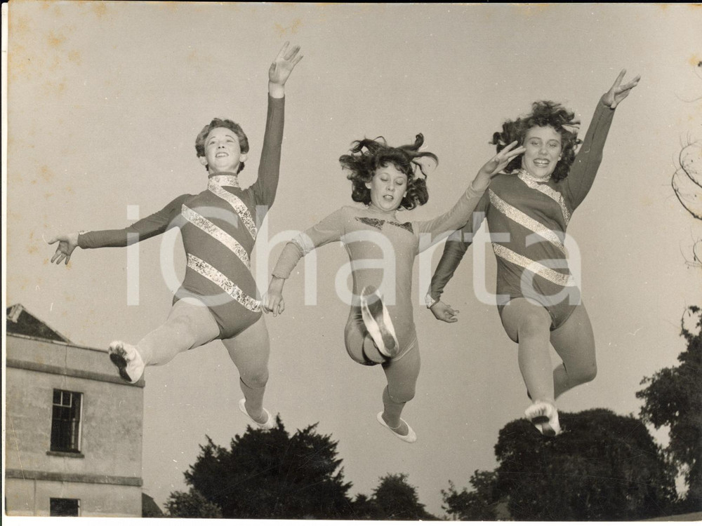 1958 LONDON EASTCOTE School of Dancing - Young acrobatic dancers *Photo 20x15