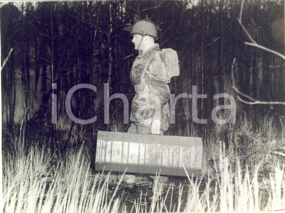 1958 BRITISH ARMY A guided rocket missile carried in a suitcase *Photo 20x15