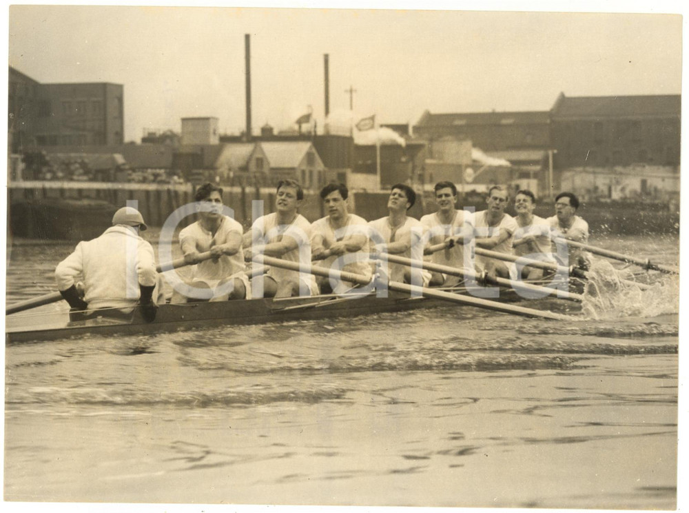 1954 LONDON - ROWING - CAMBRIDGE UNIVERSITY crew training for Boat Race *Photo