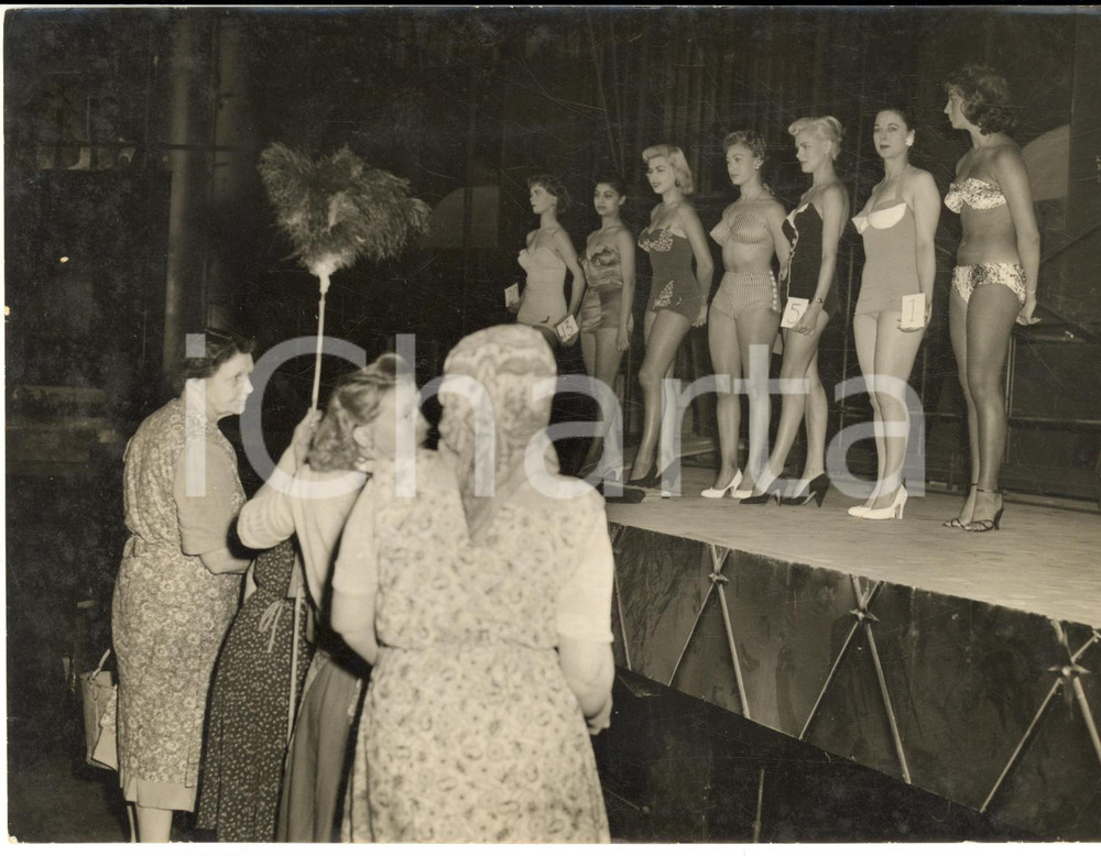 1954 LONDON Casino - Audition for the title of MISS CINERAMA - Photo 20x15