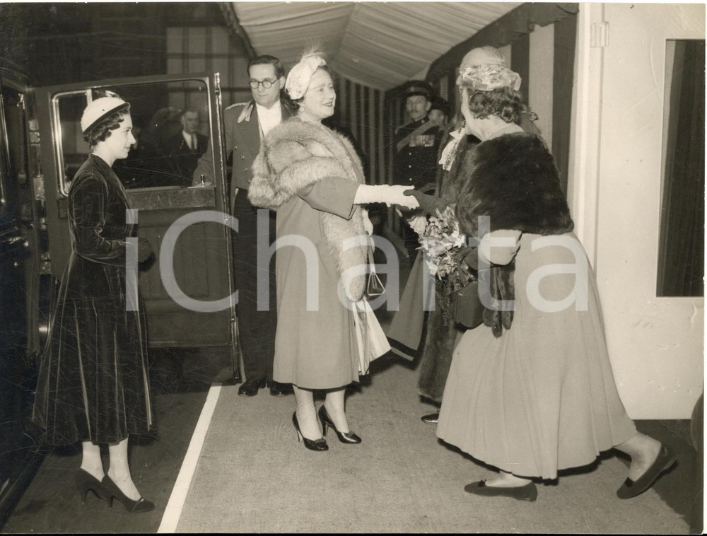 1956 LONDON Queen Mother and Princess Margaret arrive for Guildhall luncheon