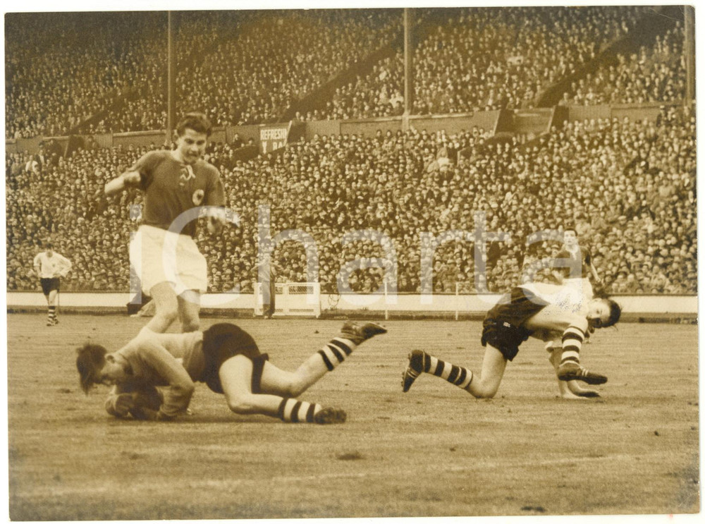 1959 LONDON FOOTBALL - ENGLAND-WEST GERMANY 2-0 - Michael DIXON grabbing ball