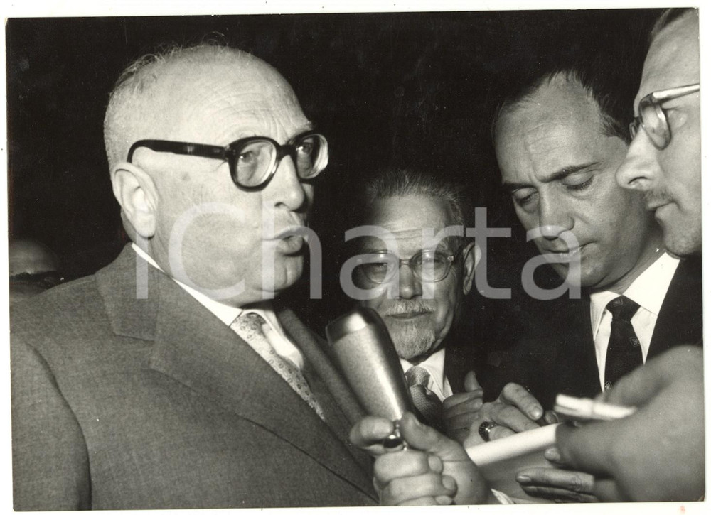 1957 ROMA - Crisi di governo - Pietro NENNI intervistato dai giornalisti