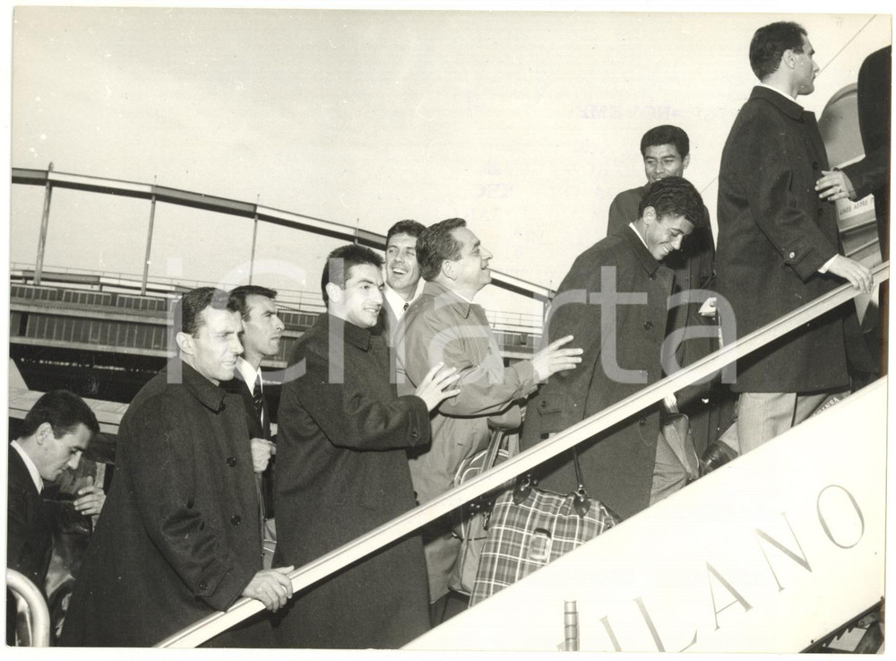 1963 MILANO AEROPORTO DI LINATE - CALCIO - Giocatori dell'A.C. MILAN in partenza