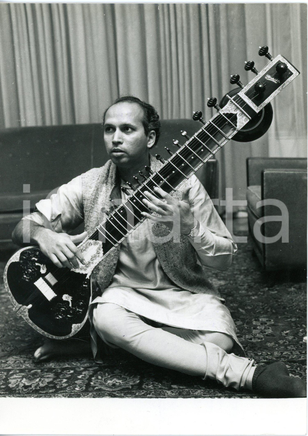1966 MILANO - Ritratto musicista Harihar RAO con un sitar *Foto 13x18 cm