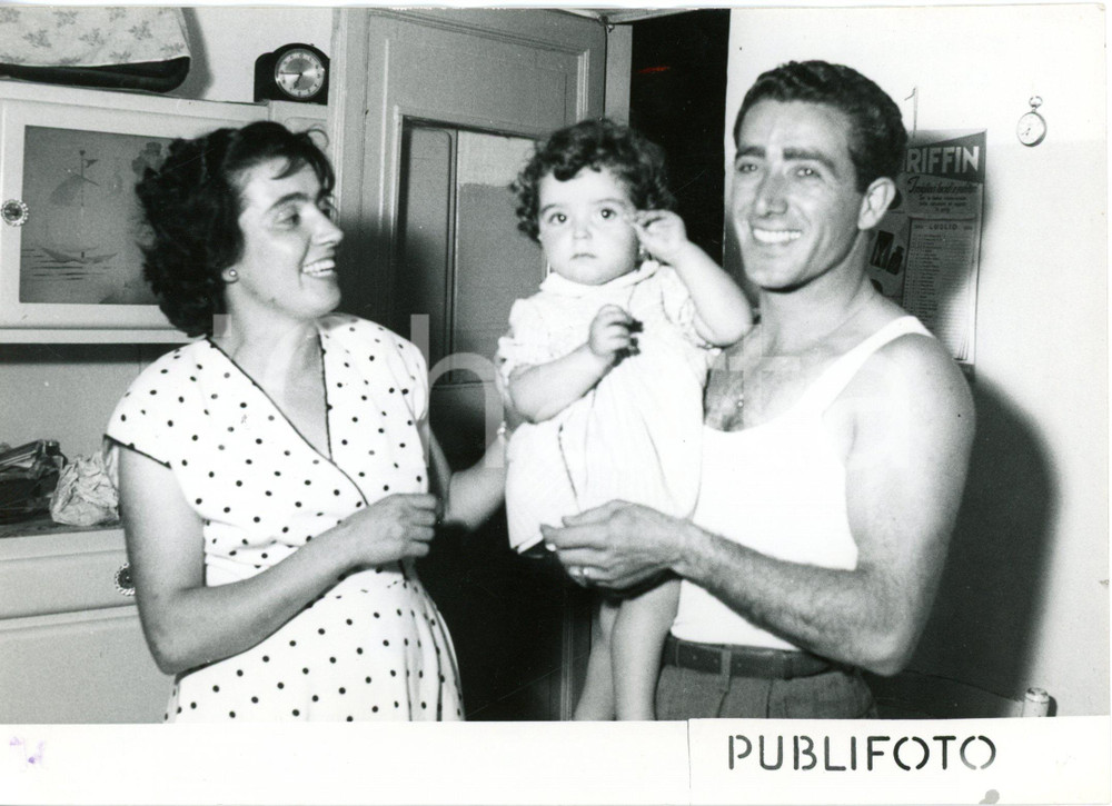 1954 GENOVA - TOTIP Vincitore Michele GENERALE con la famiglia *Foto 18x13 cm  Fotografia d'epoca con didascalia dattiloscritta coeva. CONDIZIONI: FAIR (increspatura al margine superiore, impressione al centro e all'angolo inferiore sinistro con residui di inchiostro, difetti di stampa) FORMATO: 18x13 cm   originale e autentica 1