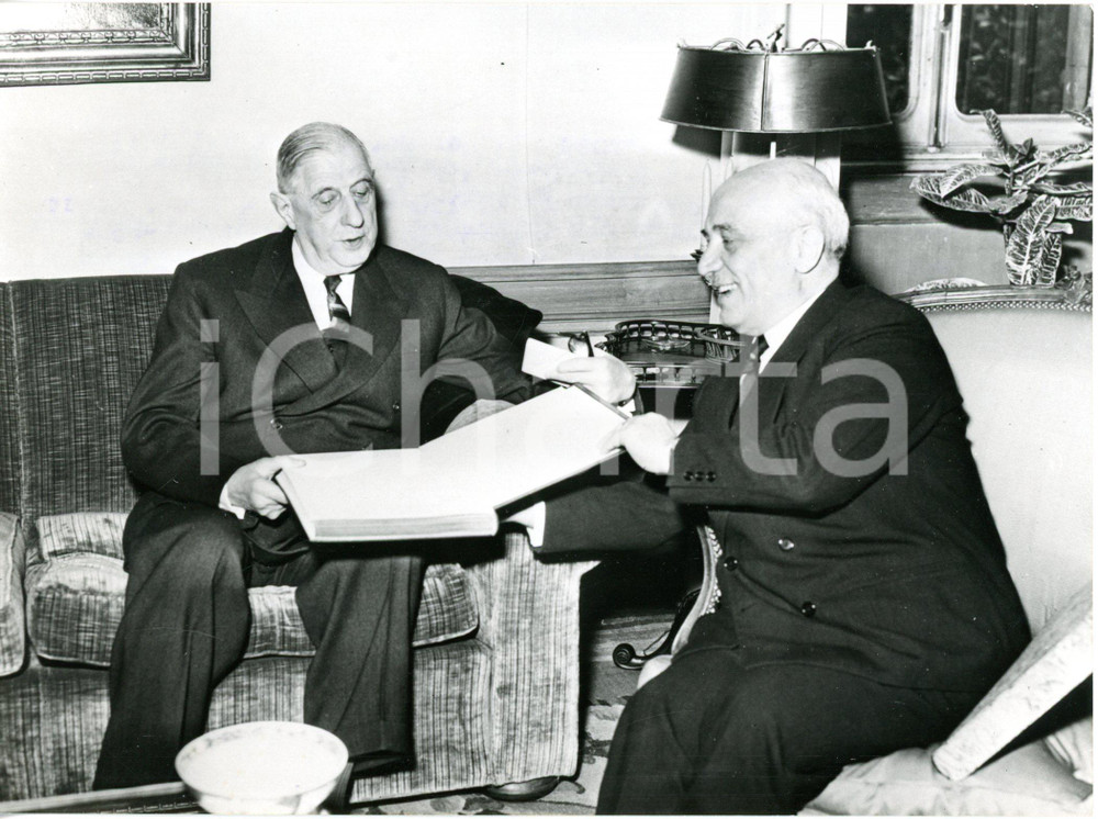 1962 TORINO LA MANDRIA Amintore FANFANI dona volume a Charles DE GAULLE