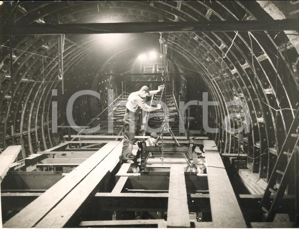 1959 LONDON Work on Britain's first travolator at Bank Underground Station PHOTO