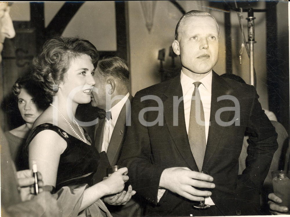 1958 (1959) LONDON Mike HAWTHORN with his fiancee Jean HOWARTH *Photo 20x15