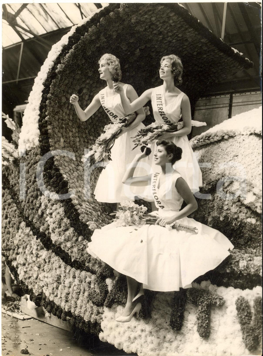 1957 LONDON Southend Carnival procession sponsored by INTERFLORA *Photo 15x20
