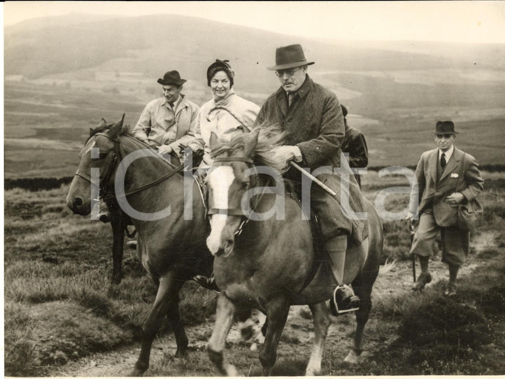 1956 BOLTON ABBEY Broad Park - Harold MACMILLAN rides with Duchess of Devonshire