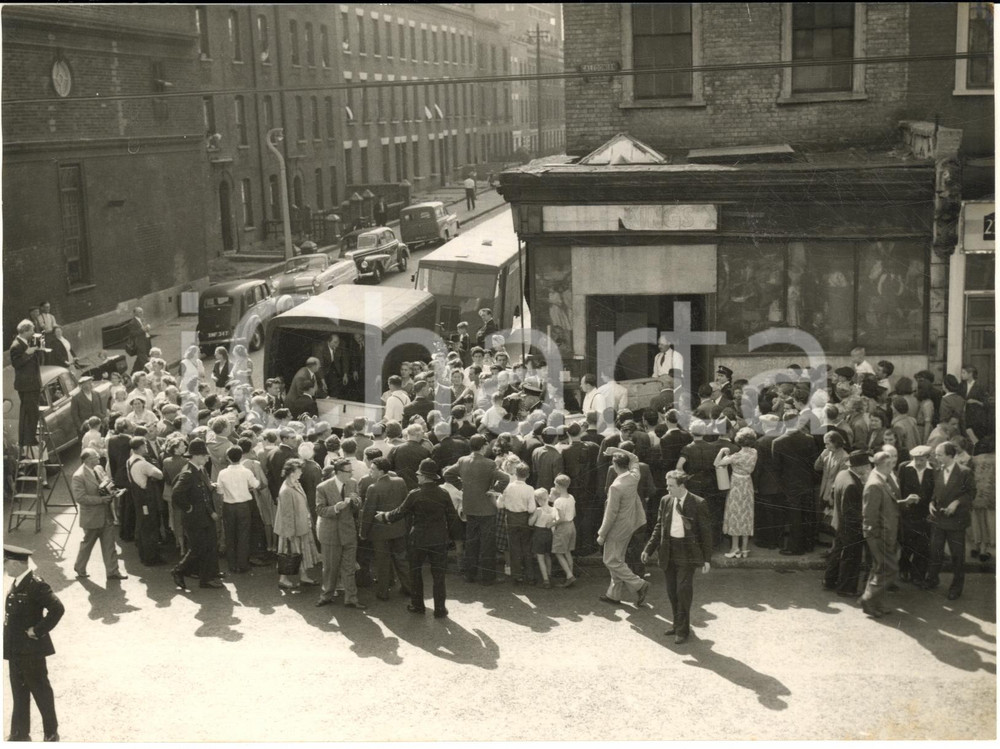 1955 LONDON Caledonian Road - Crowds see an arsenal taken from a derelict shop