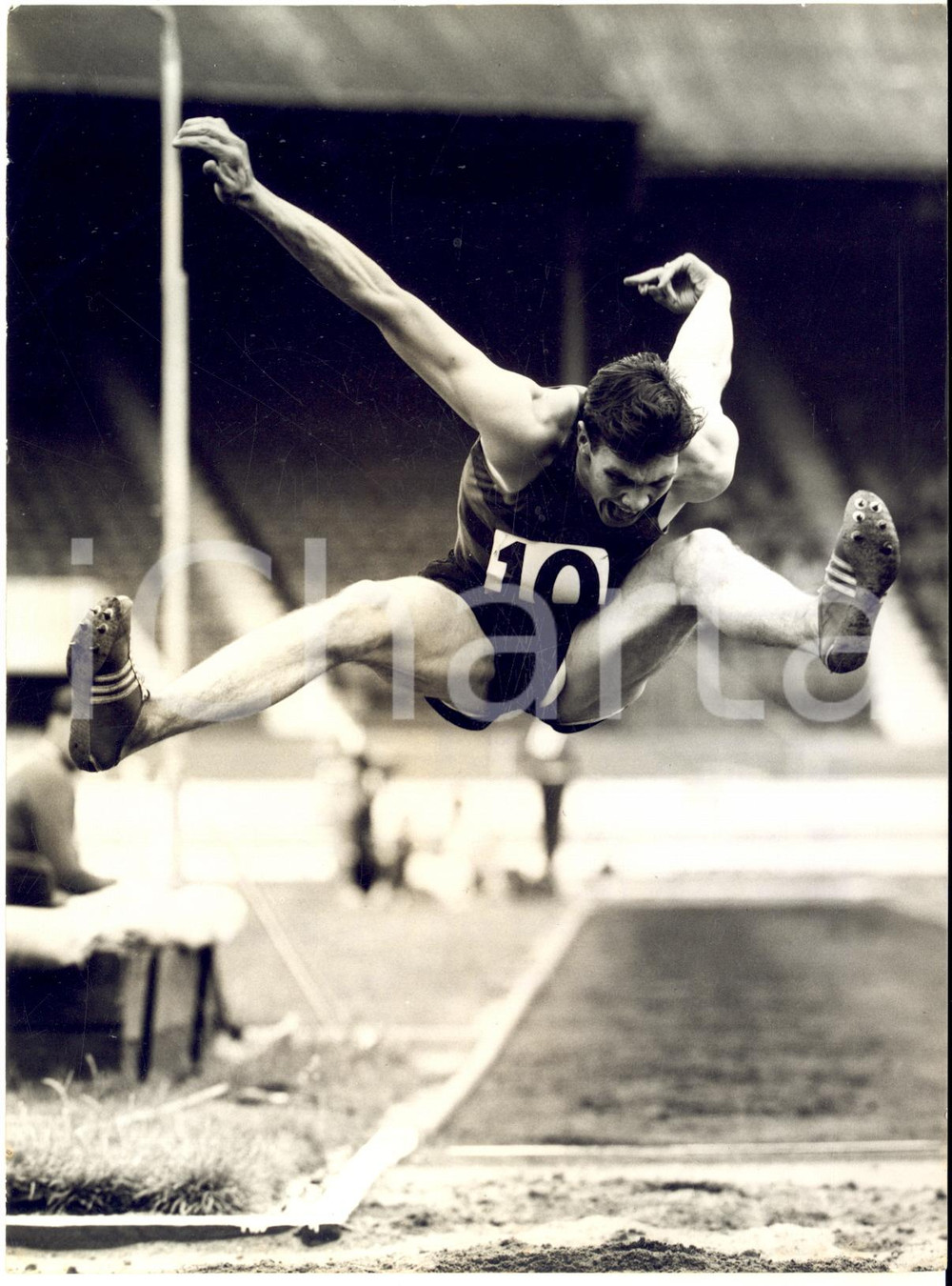 1959 LONDON Long jumper John HOWELL in a qualifying competition - Photo 15x20
